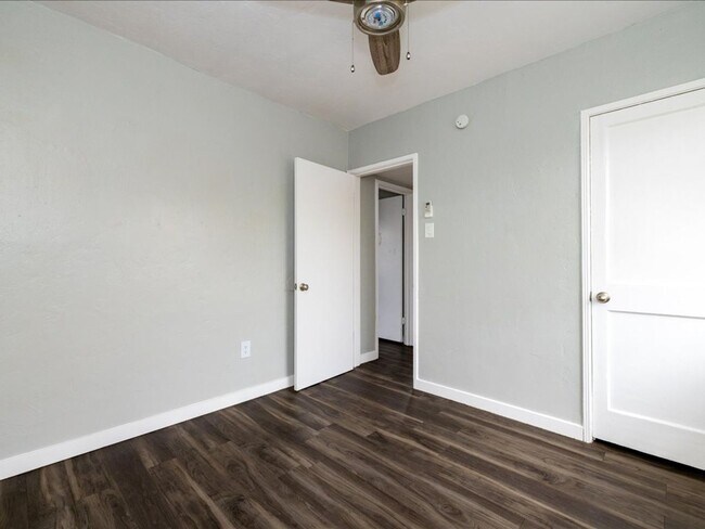 Building Photo - 2 Bedroom 1 Bathroom with Enclosed Backyard!