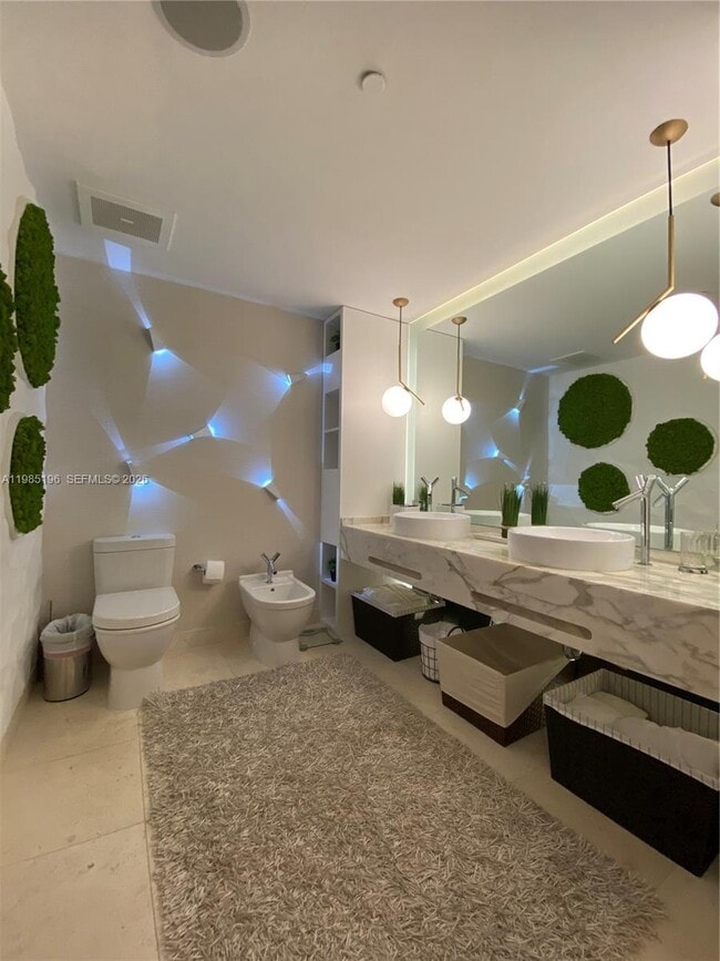 Building Photo - 495 Brickell Ave