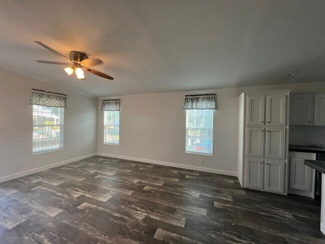 Building Photo - 10 Eland Dr