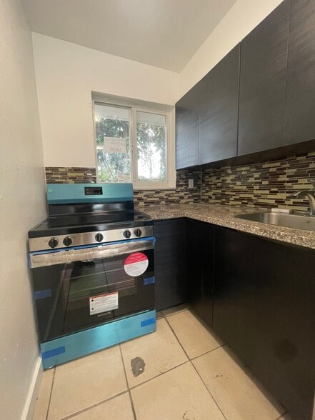 Building Photo - 512 NE 166th St