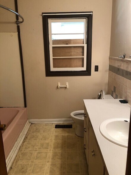 Building Photo - 426 Henderson Dr