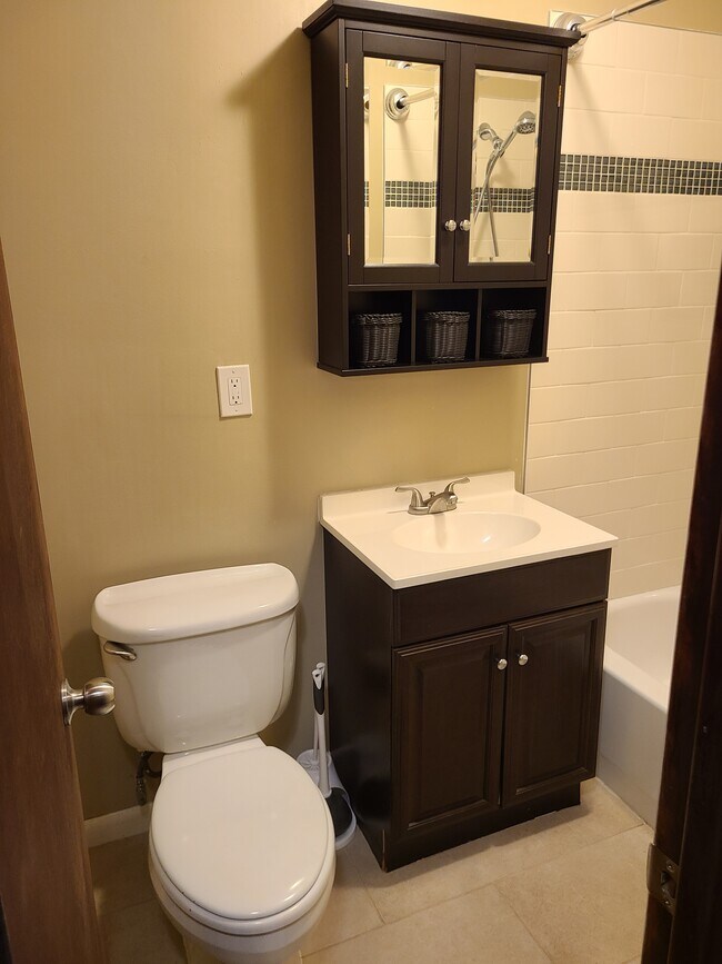 Building Photo - 305 Woodview Ave