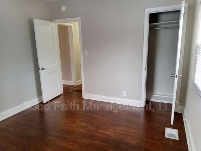 Building Photo - 203 E 11th St