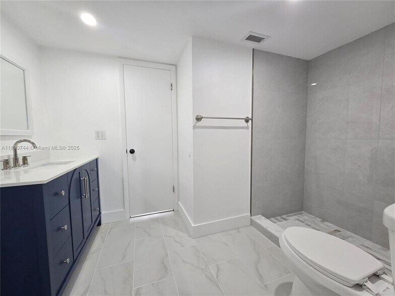 Building Photo - 2831 N Oakland Forest Dr