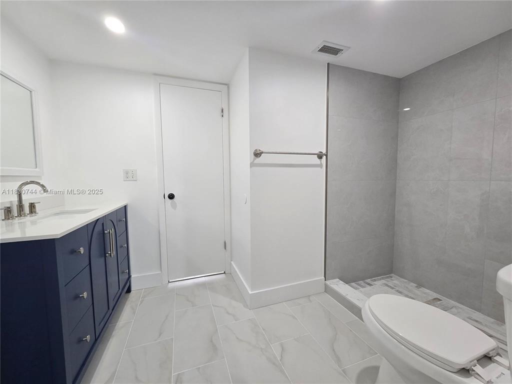 Building Photo - 2831 N Oakland Forest Dr