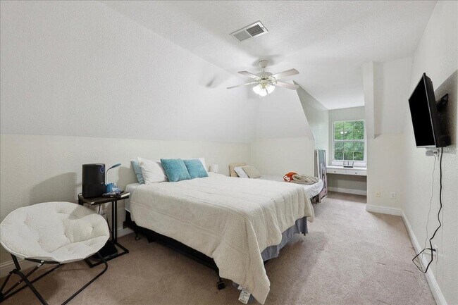 Building Photo - 4 Twin Cir Dr