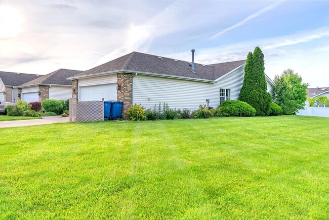 Building Photo - 1742 Dogwood Dr