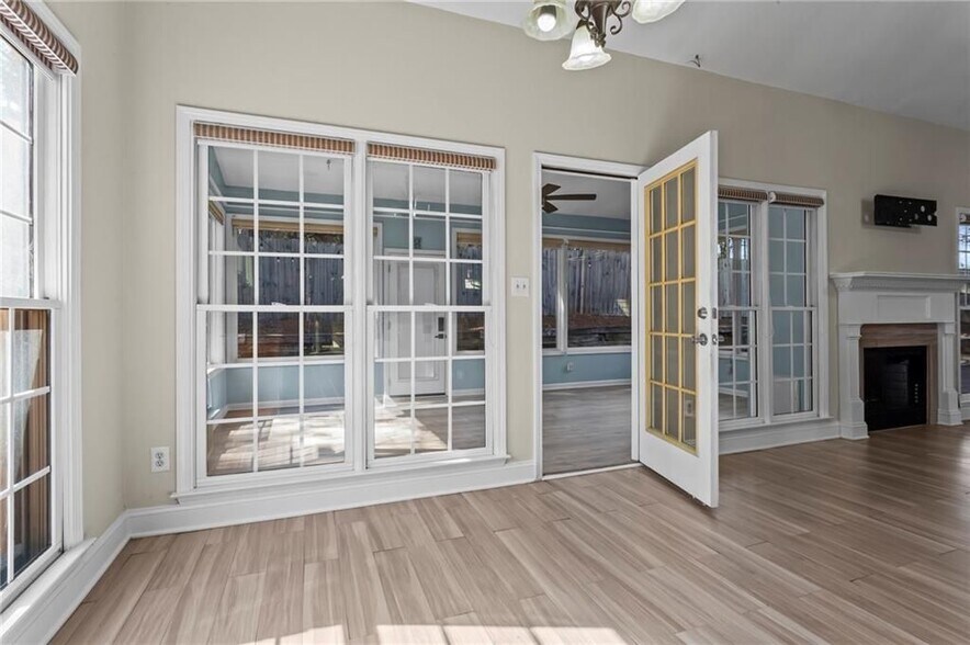 Building Photo - 3030 Northcliff Dr