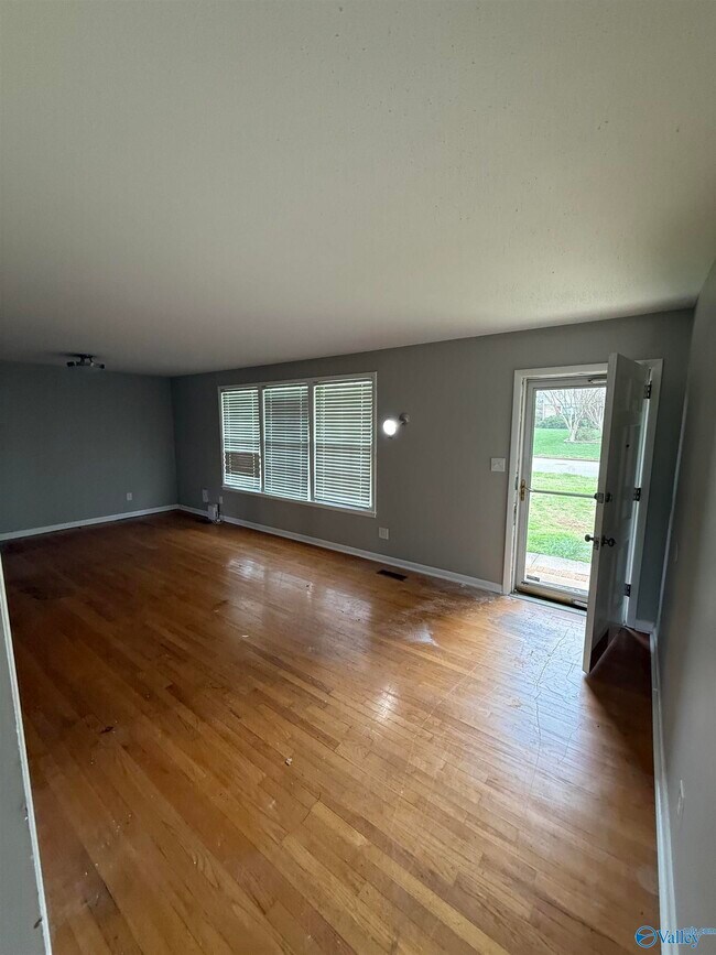 Building Photo - 3205 Lewisburg Dr NW