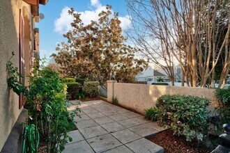 Building Photo - UPGRADED TOWNHOME OFFERS UTMOST CONVENIENCE