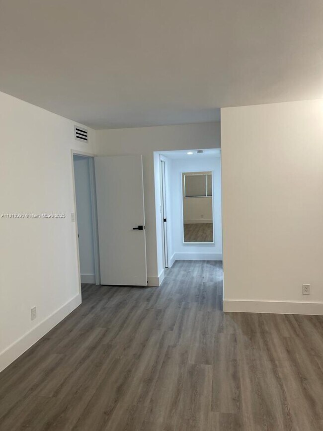Building Photo - 3151 S Palm Aire Dr