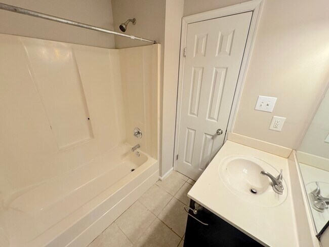 Building Photo - SPACIOUS 2 BEDROOM/1 BATH HOME IN PORTSMOUTH