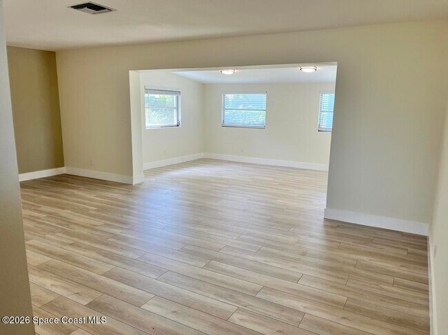 Building Photo - 1554 Hillcrest Dr