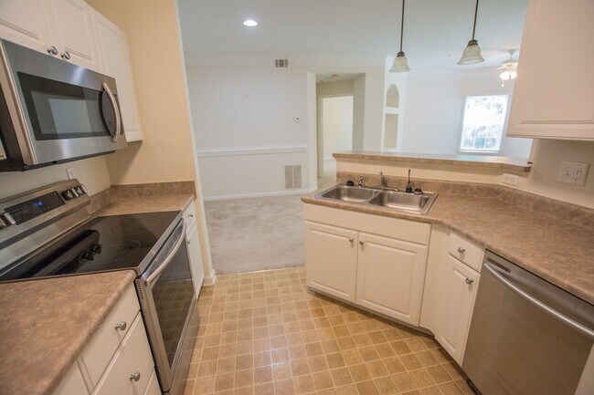 Building Photo - Lovely 2-bedroom, 2-bath condo available f...