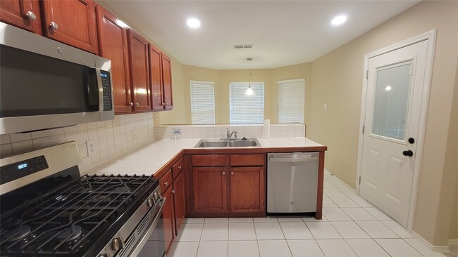 Building Photo - 3335 Lakeland Gardens Dr