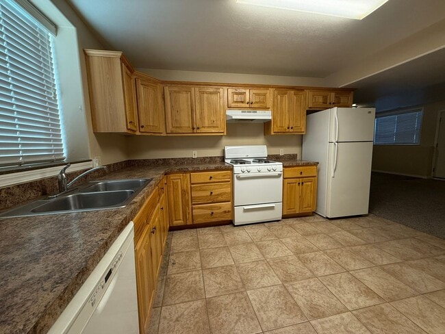 Building Photo - 460 Center St