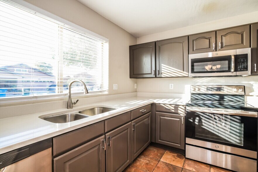 Building Photo - 7123 S 31st Dr