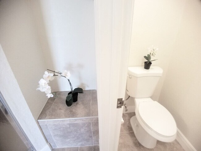 Building Photo - Gorgeous first floor 2/2 condo x Rent @  W...