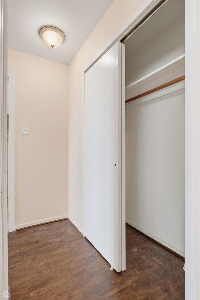 Building Photo - 6030 N Sheridan Rd