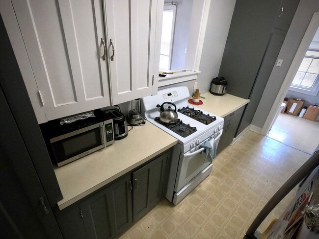 Building Photo - 8/1 Fantastic Location. Fenced Yard. 4 bed 2 bath. Porch. Hardwood. Close to CMU