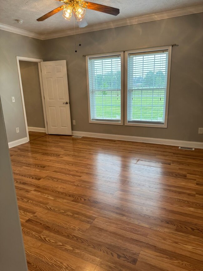 Building Photo - Charming 3 Bed, 2 Bath Home in Maiden – Pe...