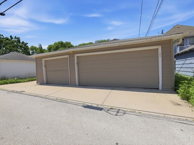 Building Photo - 4536 N Larkin St