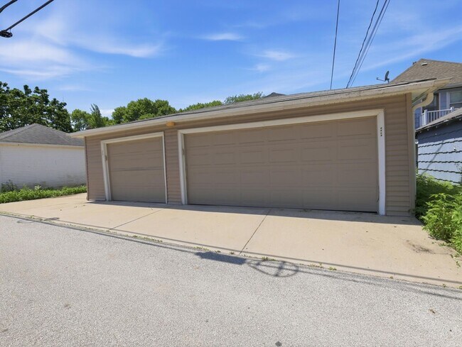 Building Photo - 4538 N Larkin St