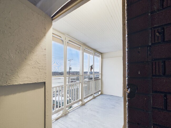 Building Photo - 735 N George St