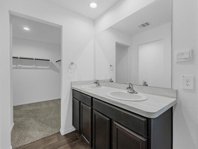 Building Photo - 16821 Short Pnes Dr