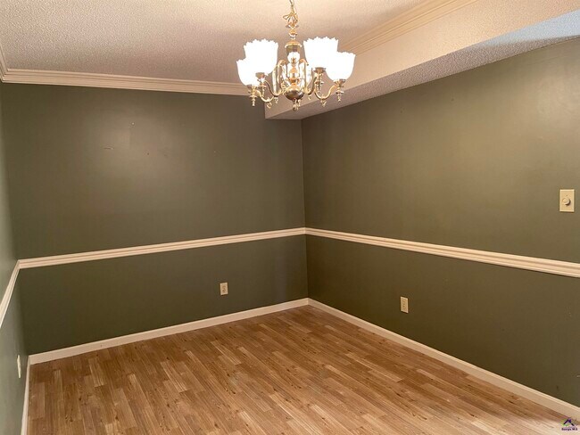 Building Photo - 104 Williamsburg Ave