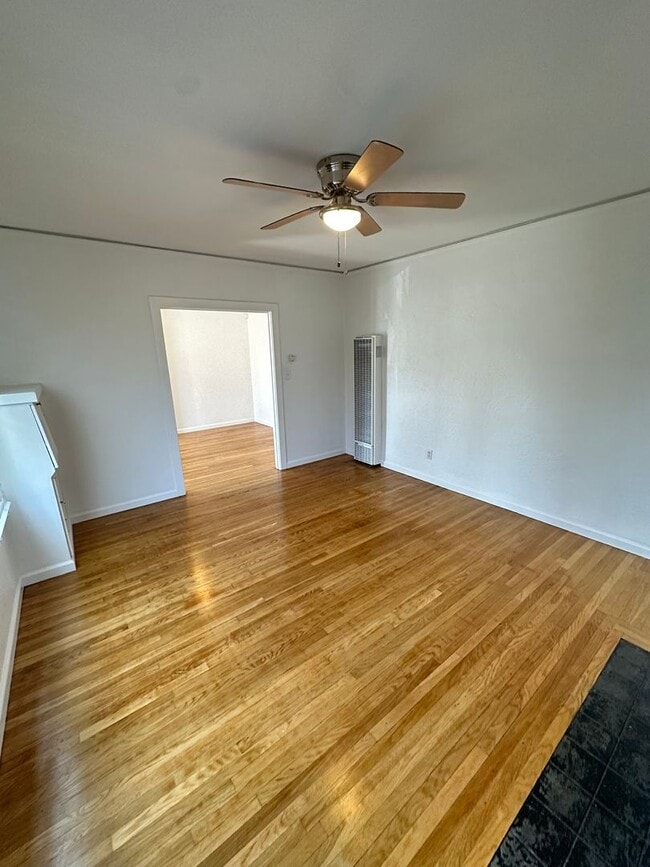 Building Photo - Quaint Craftsman House w/Garage, fenced yard, available now for 1 year lease to start!!!