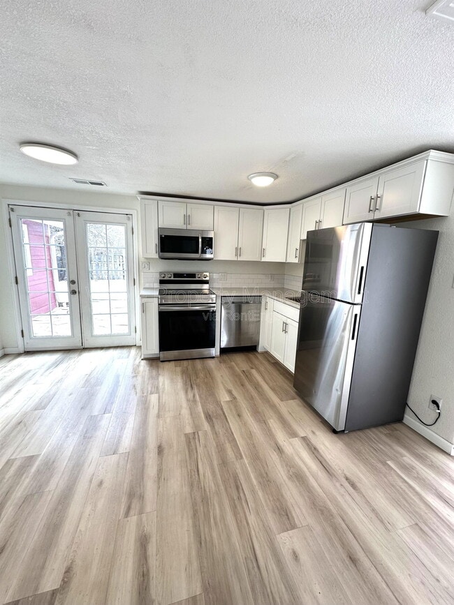 Building Photo - 6095 Pierce St