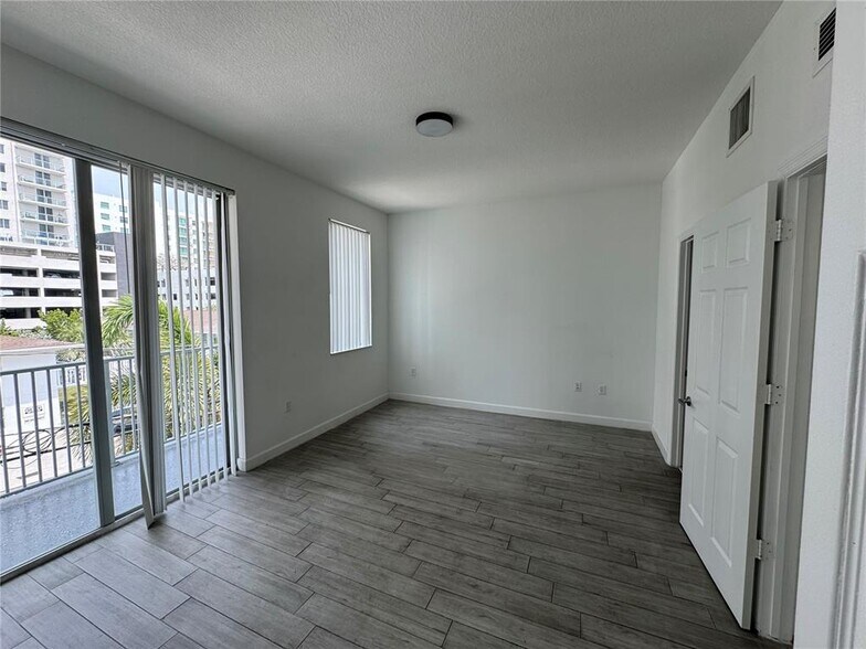Building Photo - 2146 Van Buren St