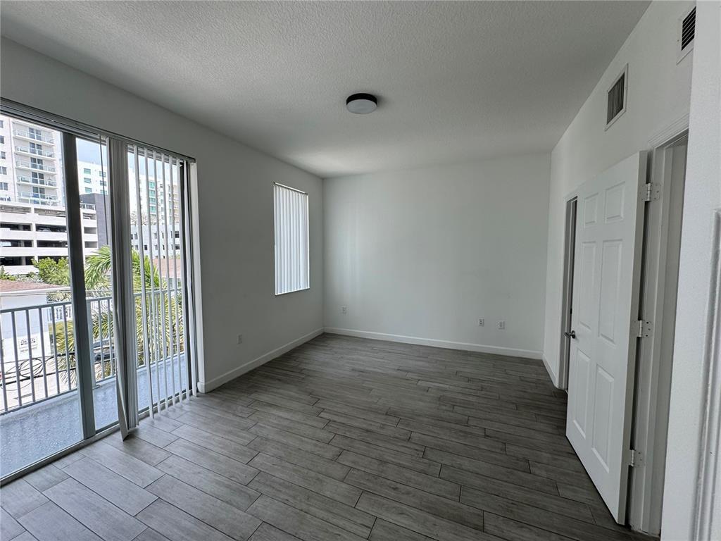 Building Photo - 2146 Van Buren St