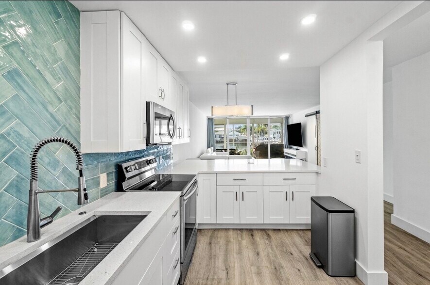 Building Photo - 698 NE Spanish River Blvd