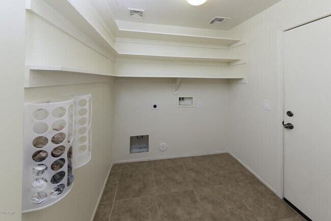 Building Photo - BEAUTIFUL 4 BED 2.5 BATH, OVER 2300SQFT., ...