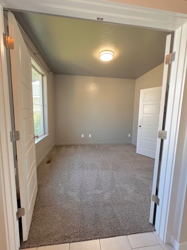 Building Photo - Beautiful 4 Bed, 2.5 Bath Plus Office in S...