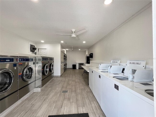 Building Photo - 8825 Bay Pointe Dr