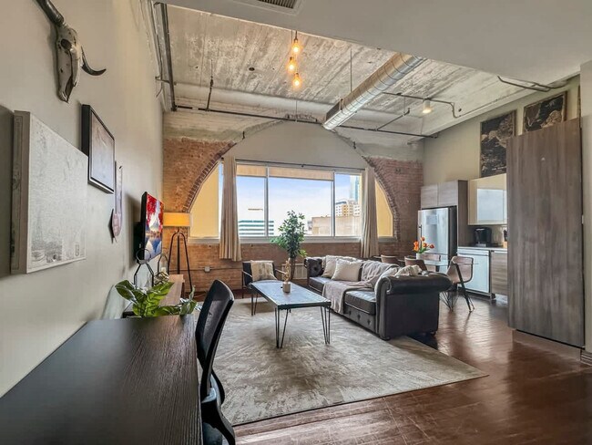 Building Photo - 500 S Ervay St