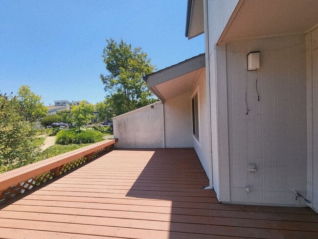 Building Photo - Spacious & bright 3 bedroom 2 bath home in...