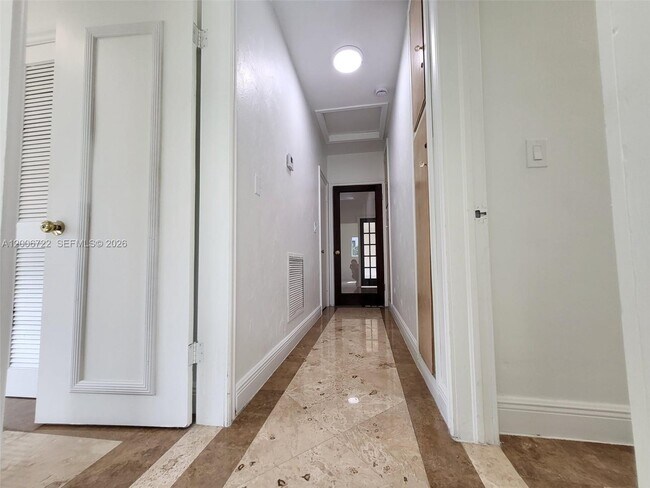 Building Photo - 825 Cremona Ave