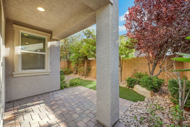 Building Photo - Southern Highlands: Spacious 4-Bedroom Home in a Gated Community with Upstairs Loft, Private Back...
