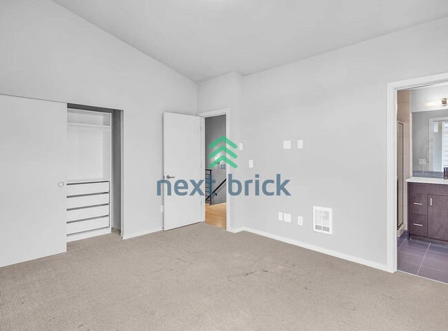 Building Photo - 3BR / 3BA Single-Family Home in Desirable Seattle Neighborhood