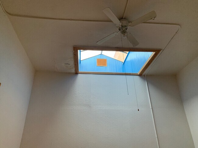 Building Photo - 318 W 17th St