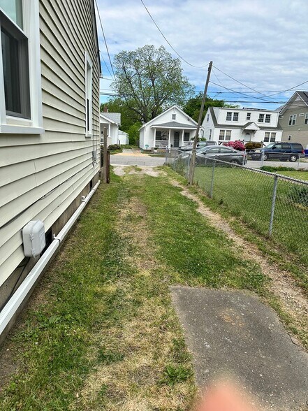 Building Photo - 9324 Phillip Ave