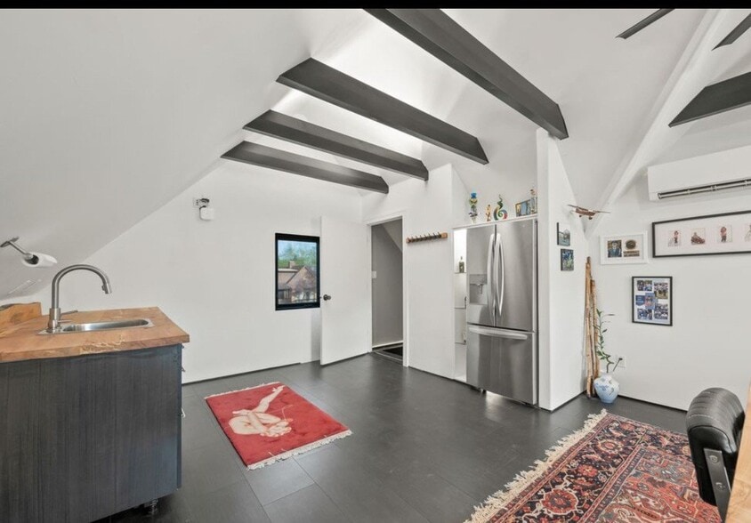 Building Photo - 3625 Woodside Dr