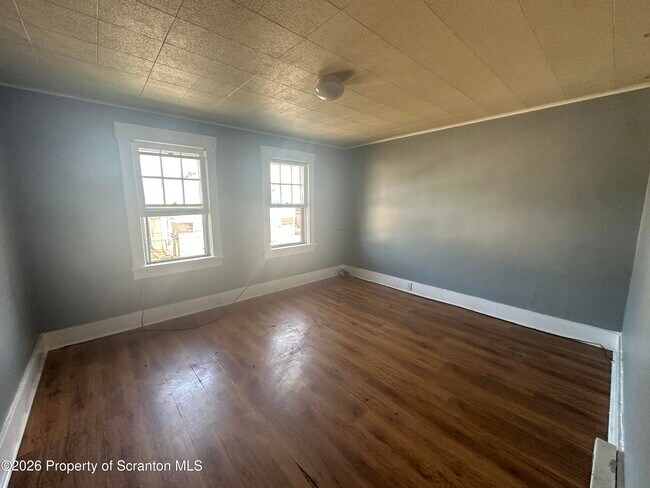 Building Photo - 594 Fellows Ave