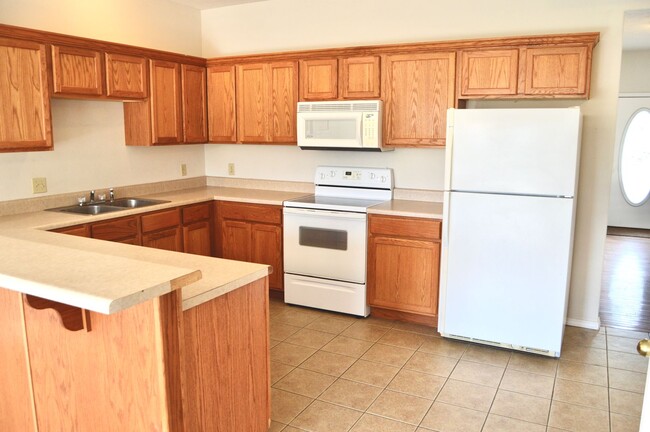 Building Photo - Spacious 3 Bedroom Condo!