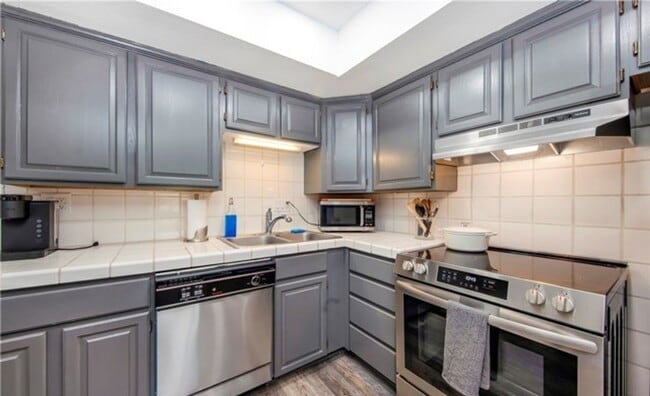 Building Photo - CLEAN & QUIET 2 BED 1 BATH CONDO