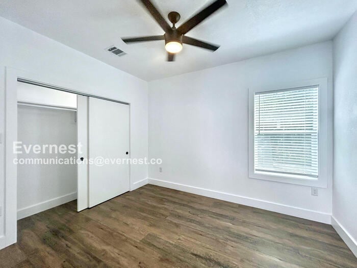 Building Photo - 1804 E Crockett St